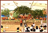 A view of Swamishri and sadguru sadhus on the stage