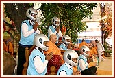 To mark the occasion, BAPS has launched a new program to promote the use of motorcycle helmets. Swamishri inaugurated a helmet and handed helmets to BAPS volunteers