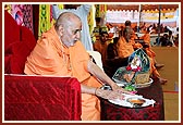 Swamishri sanctifies the janois (sacred threads) 