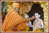 Devotees eagerly witness Swamishri perform the murti-pratishtha rituals of Shri Akshar Purushottam Maharaj