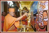 Performs pujan of Shri Nilkanth Varni to be later installed in the Akshardham parikrama in New Delhi