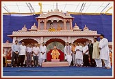 Dignitaries and guests with Swamishri