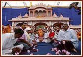 Devotees of Rajasthan offer a giant garland to Swamishri