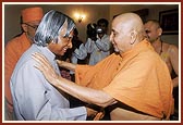 President of India, Shri A P J Abdul Kalam, meets Swamishri