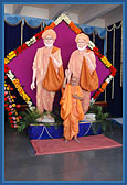 Swamishri with the images of Gurus Shastriji Maharaj and Yogiji Maharaj at the end of the assembly