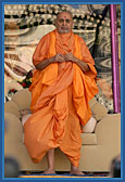 Swamishri traditionally proclaim the joli call, 'Narayan Hare Sacchidanand Prabho', with two jolis on both shoulders 