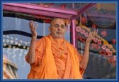 After Swamishri traditionally proclaims the joli call, 'Narayan Hare Sacchidanand Prabho' senior sadhus chorus the joli call 
