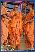 Thereafter Swamishri blesses the devotees with his divine grace