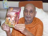 Swamishri inaugurates DVD of Shri Swaminarayan Charitra Part 1, Mumbai, India