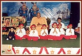 Pujya Doctor Swami with balaks after their performance