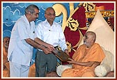 Swamishri is presented with a citation plaque for his outstanding contribution to the enhancement of Hindu Religion Worldwide by the Hindu Council of Kenya, Kisumu