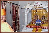 Swamishri performs arti at the Laxmi Narayan Mandir
