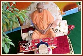 Swamishri perfoms his morning puja