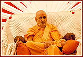 Swamishri engrossed in the pratishtha assembly