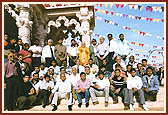 Swamishri with devotees of Lenasia