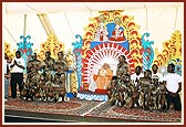 Swamishri with Zulu dancers after their traditional performance