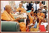 Swamishri performing the fifth and final arti of Thakorji