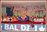 Swamishri blesses the Bal Mandal after performing a drama: ‘Yagnapurush Sukhkari’