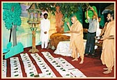 Swamishri sanctifies new account books (Chopda Pujan)
