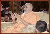 Swamishri blesses the gathering