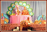 Swamishri performs his morning puja with the murtis of Nilkanth Varni
