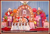 Swamishri performs his puja during Bal Din