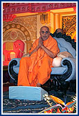 Swamishri humbly bows to all after his puja