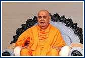 Swamishri blesses the Yogi Jayanti assembly