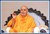 Swamishri blesses the Yogi Jayanti assembly
