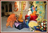 Pujya Atmaswarup Swami  offers mantra pushpanjali to Thakorji