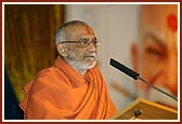 Pujya Atmaswarup Swami speaks to the assembly