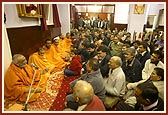 Pujya Atmaswarup Swami discourses to the gathered devotees