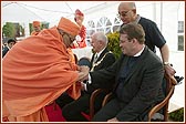 Atmaswarup Swami ties a nada-chadi to Rt. Hon. Tony McNulty