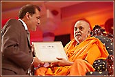 Swamishri presenting Prep School Head Umesh Raja with NPQH certificate