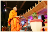Swamishri performs the arti of Harikrishna Maharaj