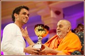 Swamishri presents the trophies for the Sponsored Walk