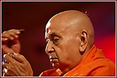 Swamishri doing tilak chandlo