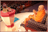 Swamishri performs mantra pushpanjali