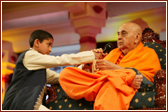 Swamishri shares his thoughts with a balak