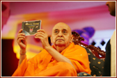 Swamishri inaugurates the Cosmic Voyage CD produced for children by children