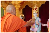 Swamishri performs the murti pratishta vidhi