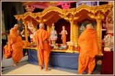 Swamishri performs the murti pratishtha vidhi