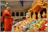 Swamishri perfoms the murti pratishtha arti