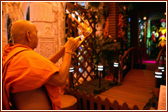 Swamishri performing arti of Ghanshyam Maharaj