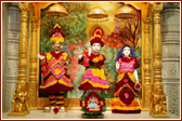 The images of Harikrishna Maharaj and Radha Krishna Dev adorned with flowers