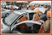 Pramukh Swami Maharaj arriving at the Mandir