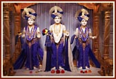 Swamishri plays the kartals during the kirtan, Vadtal Gaame Fulavadiye Re…