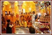 Swamishri talks to a balak while rocking Harikrishna Maharaj on a beautiful hindolo