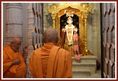 Swamishri engrossed in darshan of Ganshyam Maharaj
