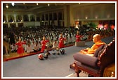 Balaks perform a dance in Swamishri\'s puja